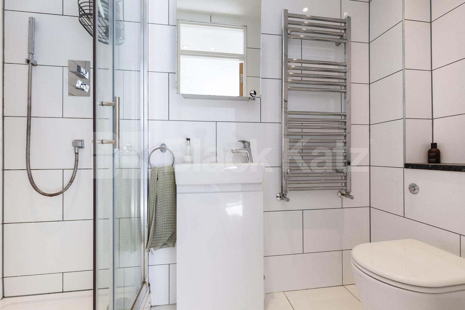 Stunning three double bedroom property with garden mins to tube Avenue Road, South Tottenham